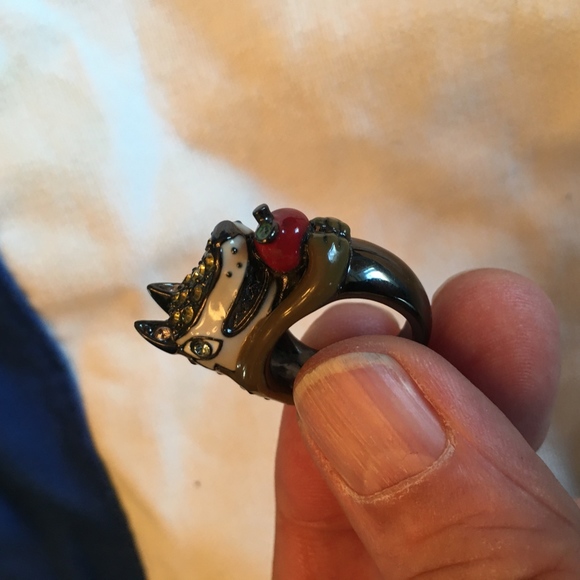 CUTE RING: Wolf with Apple Ring - Picture 5 of 7